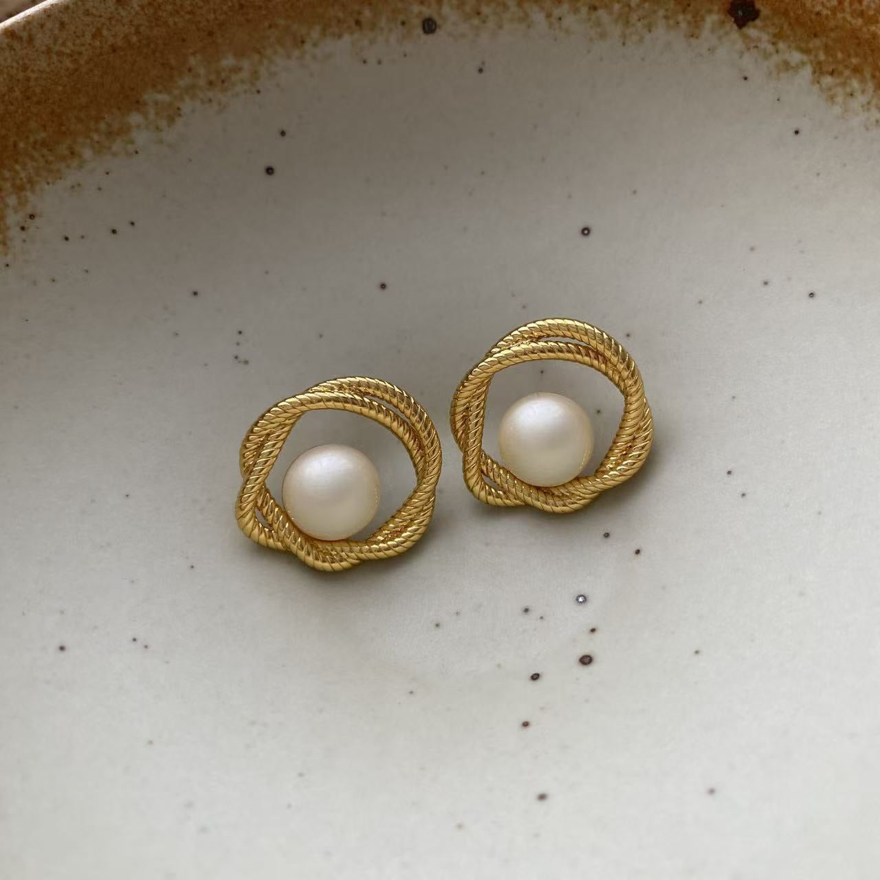 Twisted rope pearl stud earrings