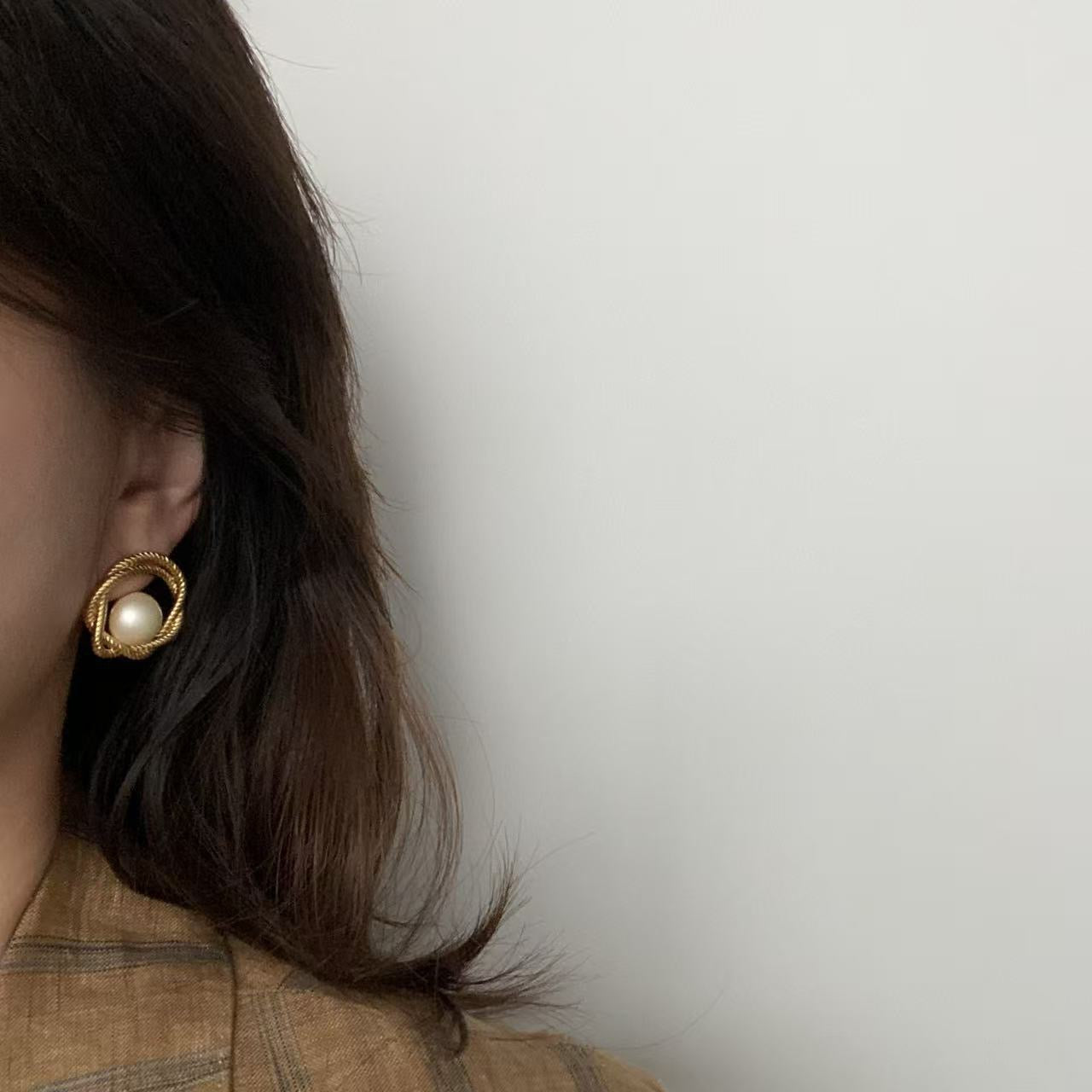 Twisted rope pearl stud earrings