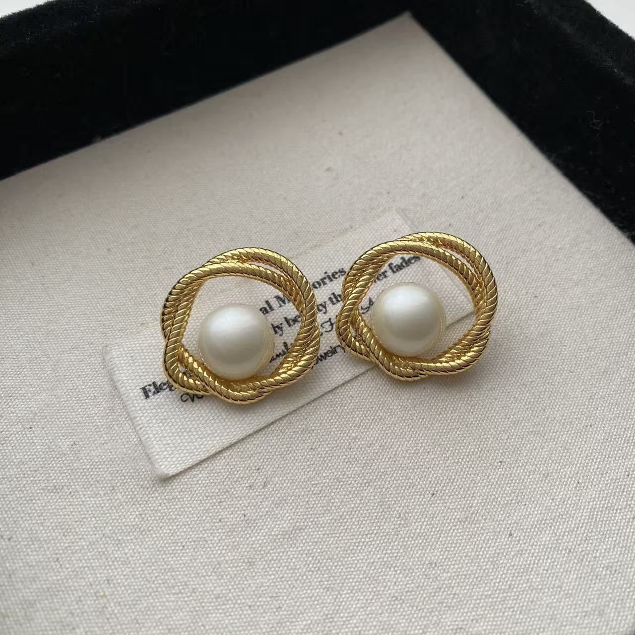Twisted rope pearl stud earrings